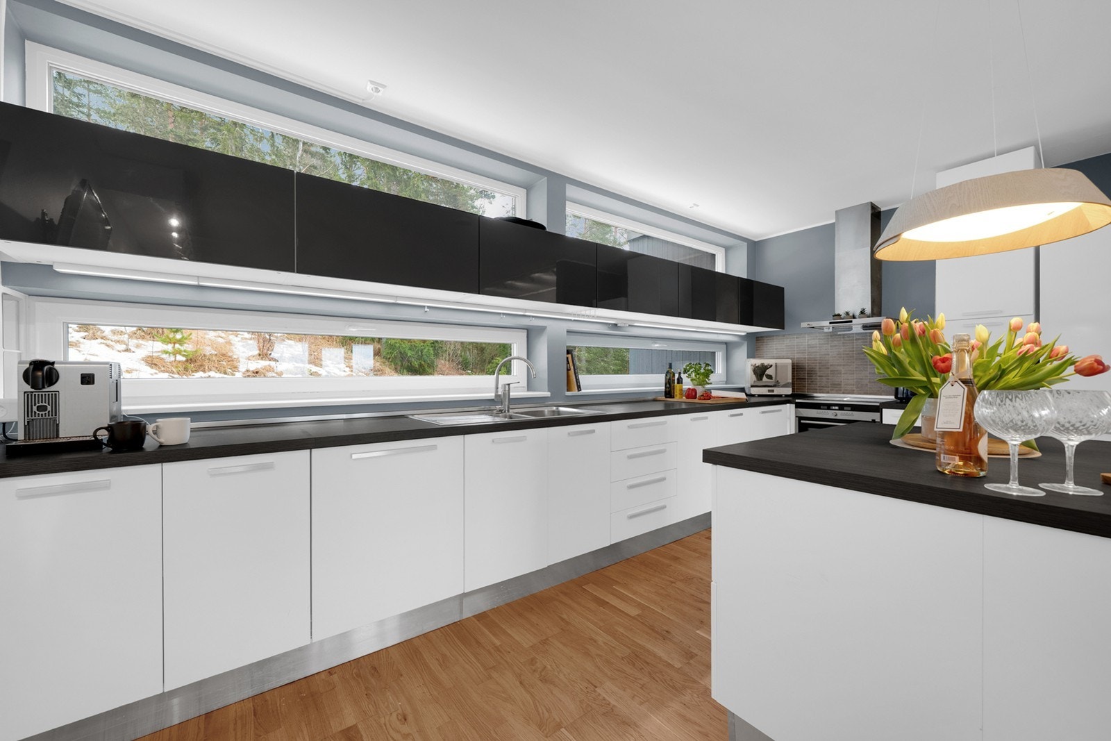 Innredningen er fra 2013 fra Aran Cucine, med glatte fronter og laminat benkeplate. Galleribilde