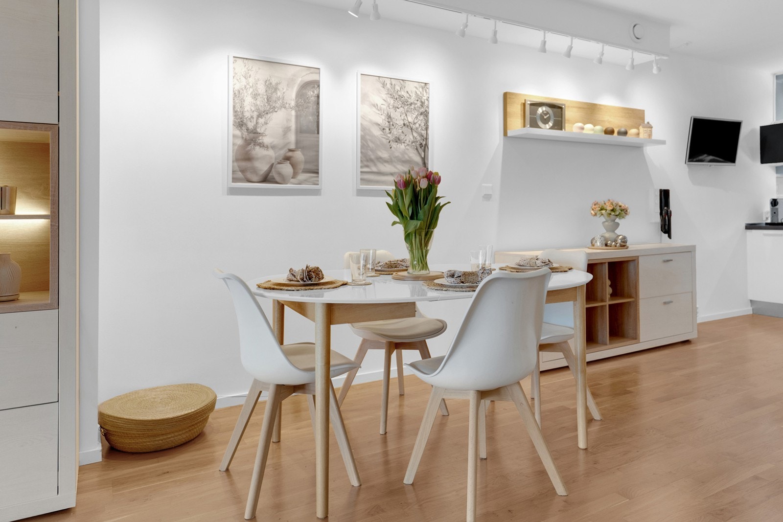 God plass til spisebord med mange plasser ved en naturlig spisesone mellom stue og det sosiale kjøkkenet. Galleribilde