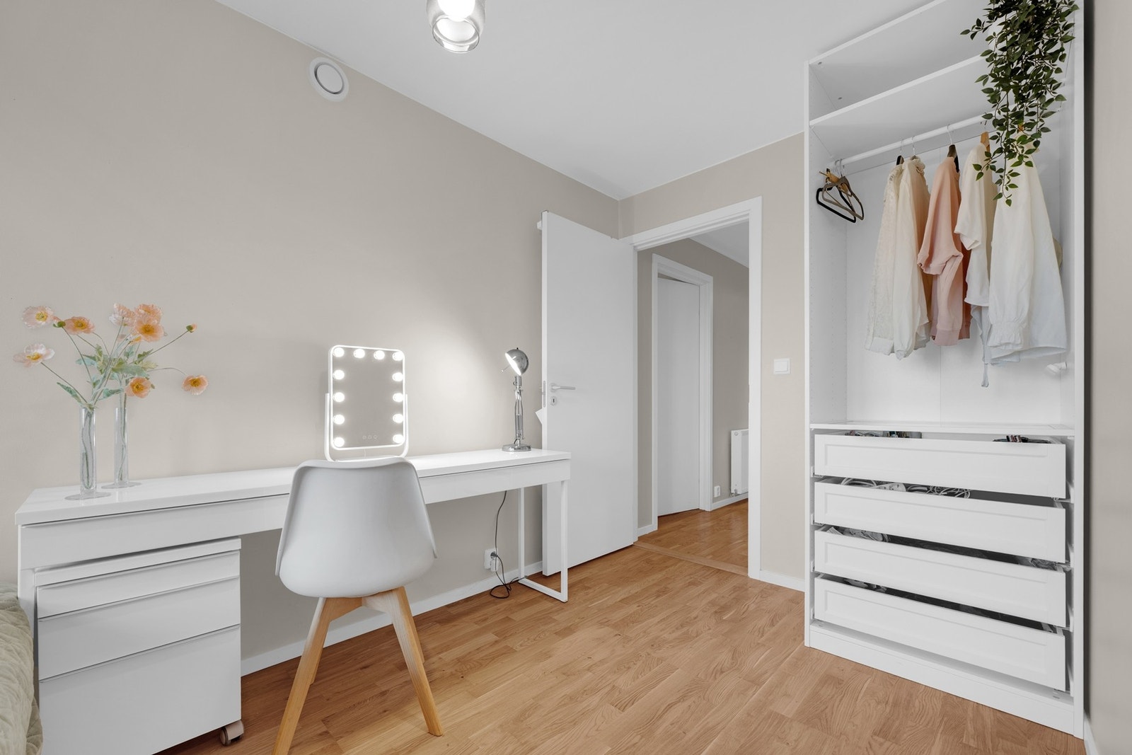 Soverommet er utstyrt med elektriske solskjermingsscreens. Galleribilde