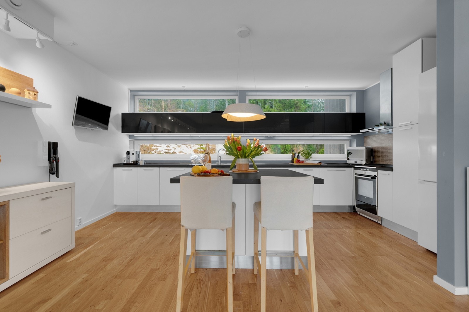 Moderne kjøkken byr på gode arbeidsflater samt rikelig med oppbevaringsplass. Galleribilde