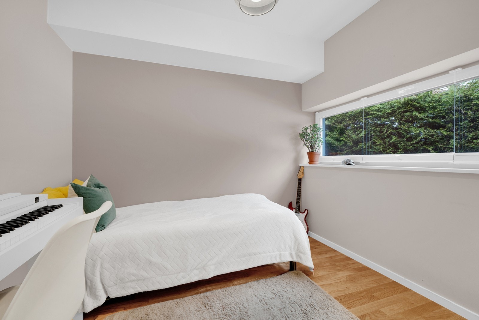 Soverom III er også av god størrelse og har plass til seng, nattbord og øvrig interiør. Galleribilde