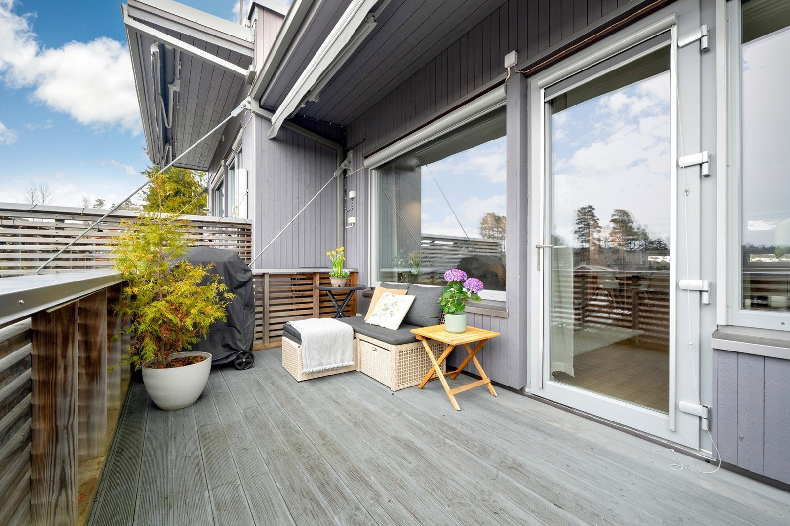 Her er det god plass til å møblere med hyggelige utemøbler, grill og annet ønsket inventar. Balkongen har elektrisk drevet solskjerming. Galleribilde