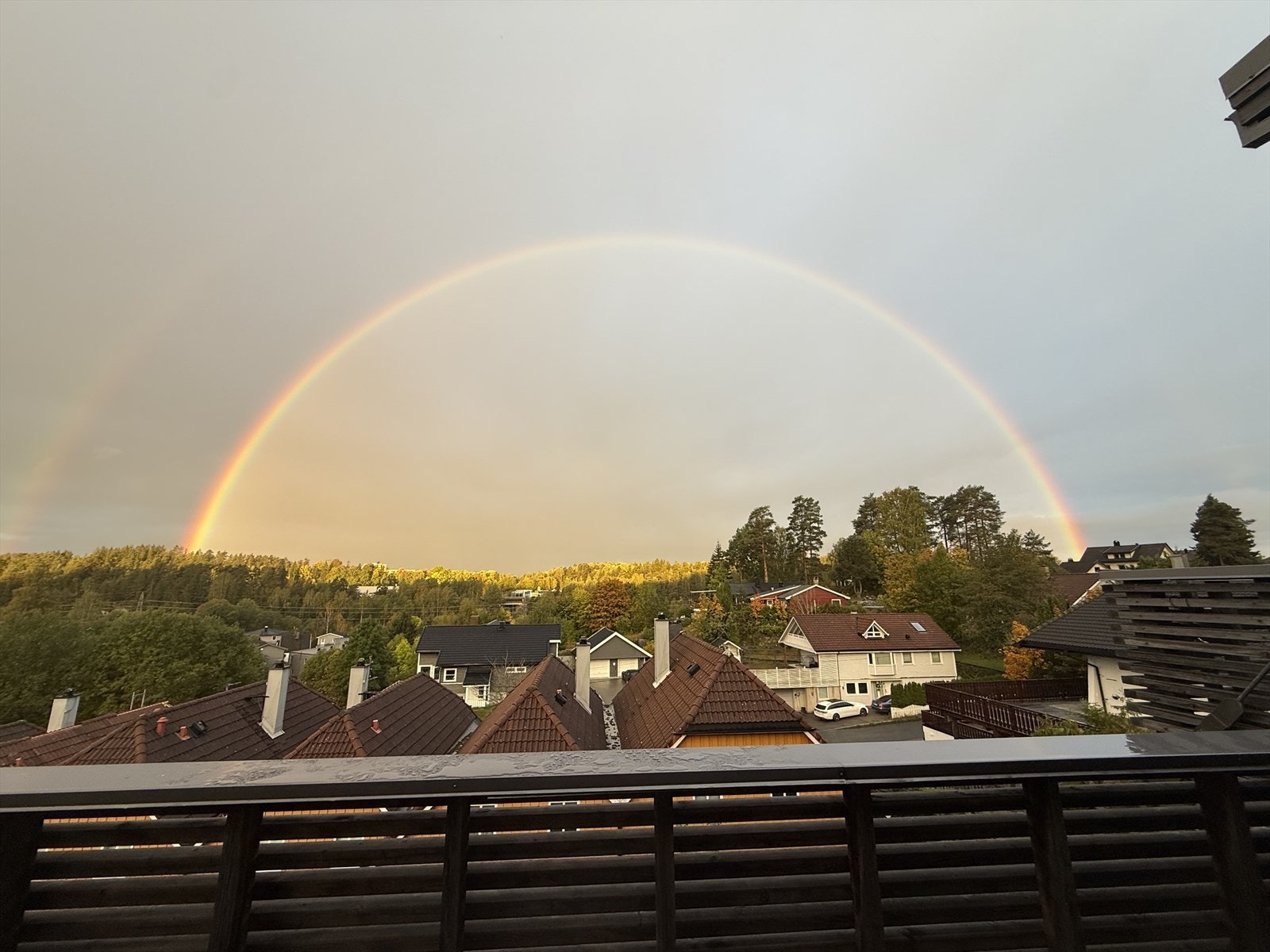 Rolige omgivelser og vidstrakt utsikt over området fra balkongen. Galleribilde