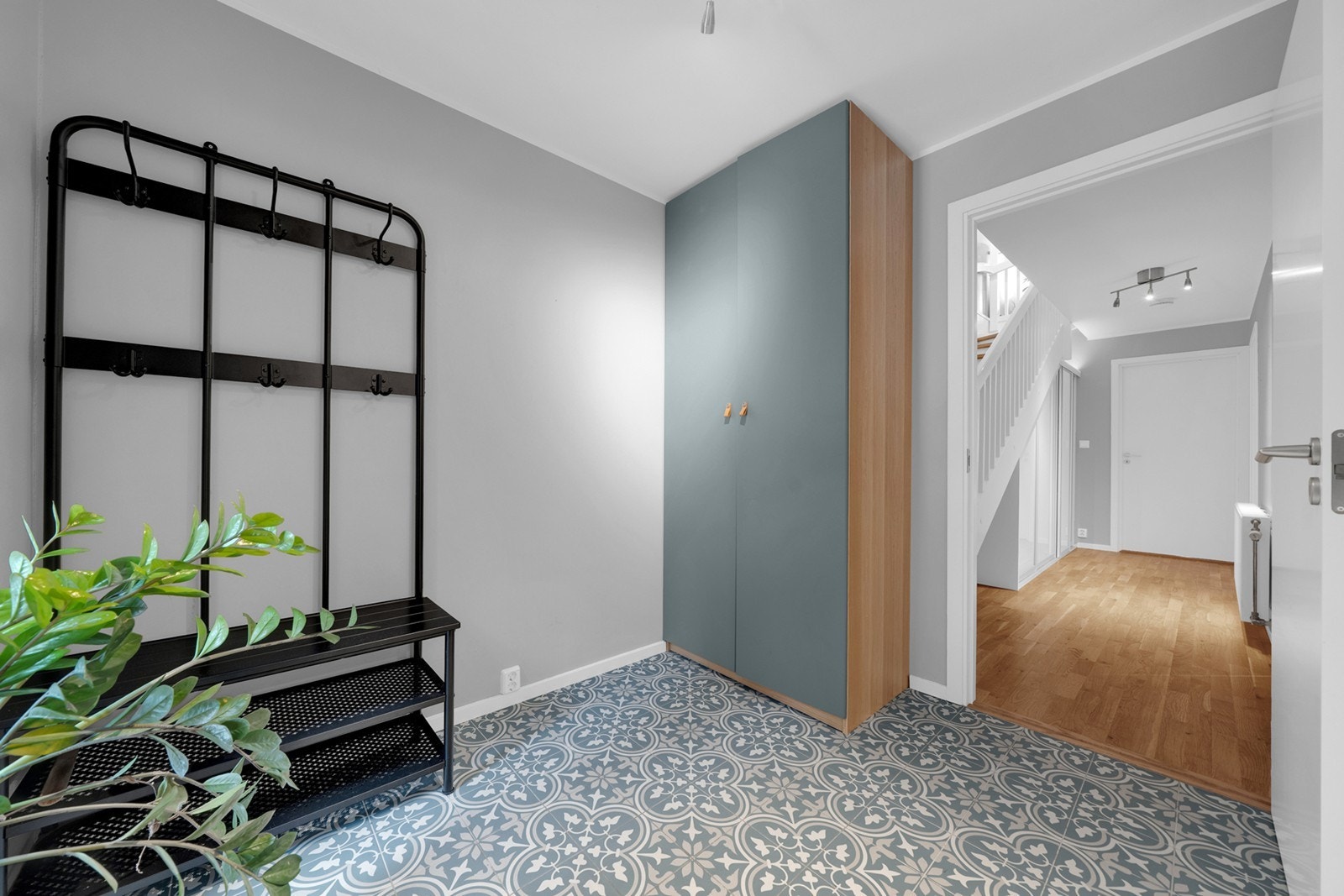 God plass i entréen til å innrede med en praktisk garderobeløsning som gir gode oppbevaringsmuligheter Galleribilde