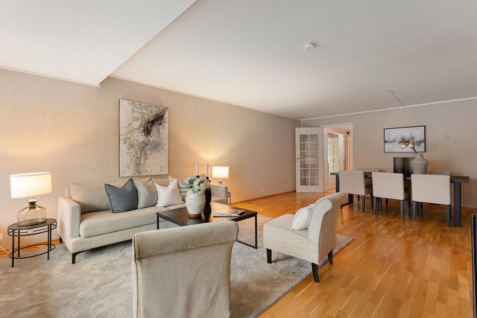 Det er god plass til flere soner i stuen. Her innredet med tv-stue og spisesalong Galleribilde