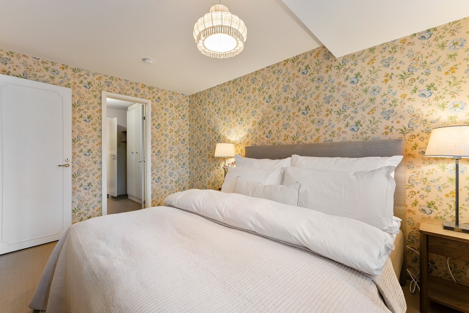 Her er det direkte adkomst til bad og garderoberom Galleribilde