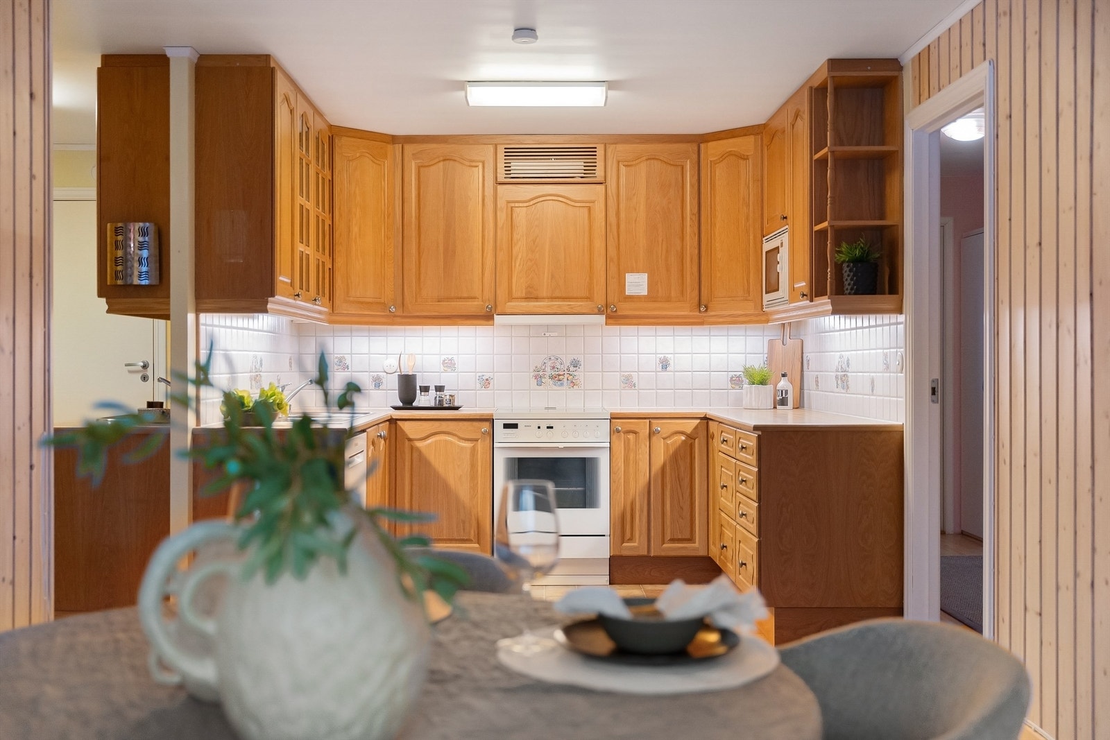 Kjøkkenet er også meget romslig og her er det også plass til spisebord Galleribilde