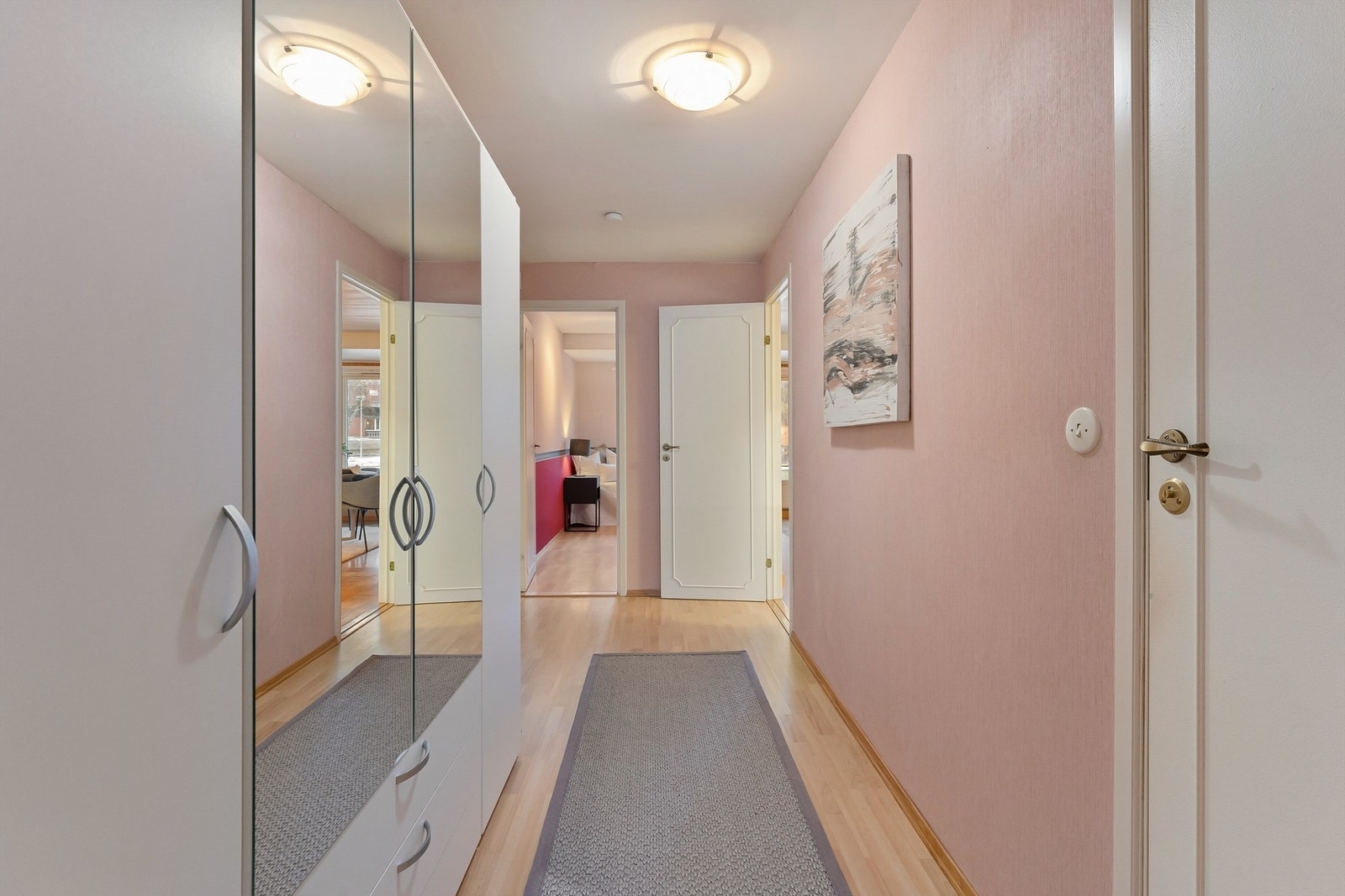 Stor hall med plass til garderobe Galleribilde