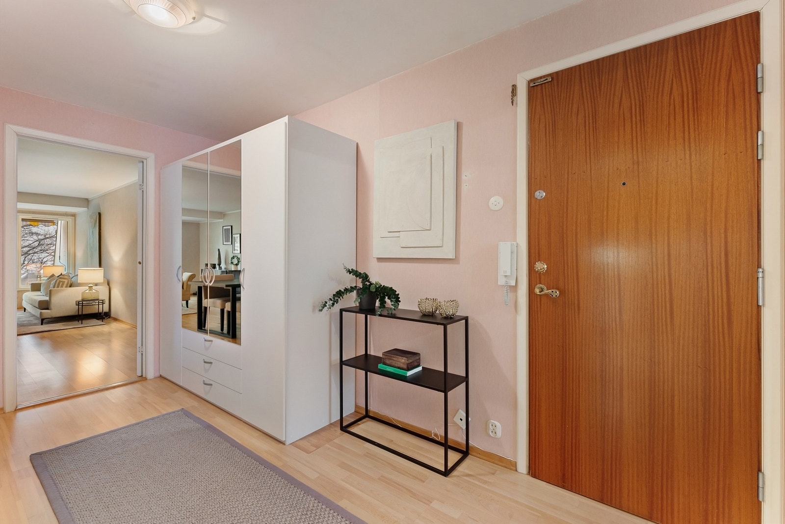 Stor hall med plass til garderobe. Galleribilde