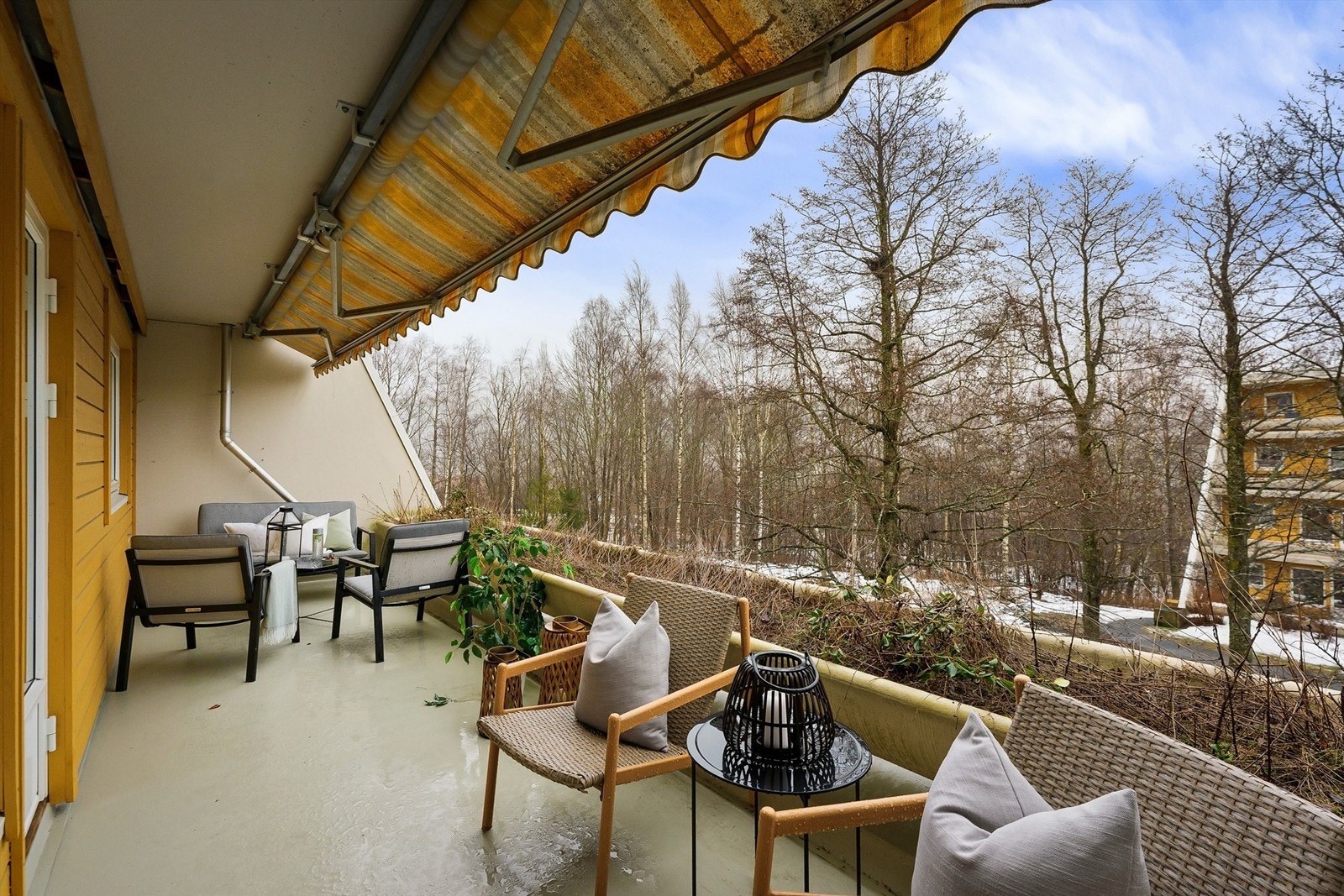 Flott terrasse mot syd med utgang fra stuen. Stille og rolig med gode solforhold. Galleribilde