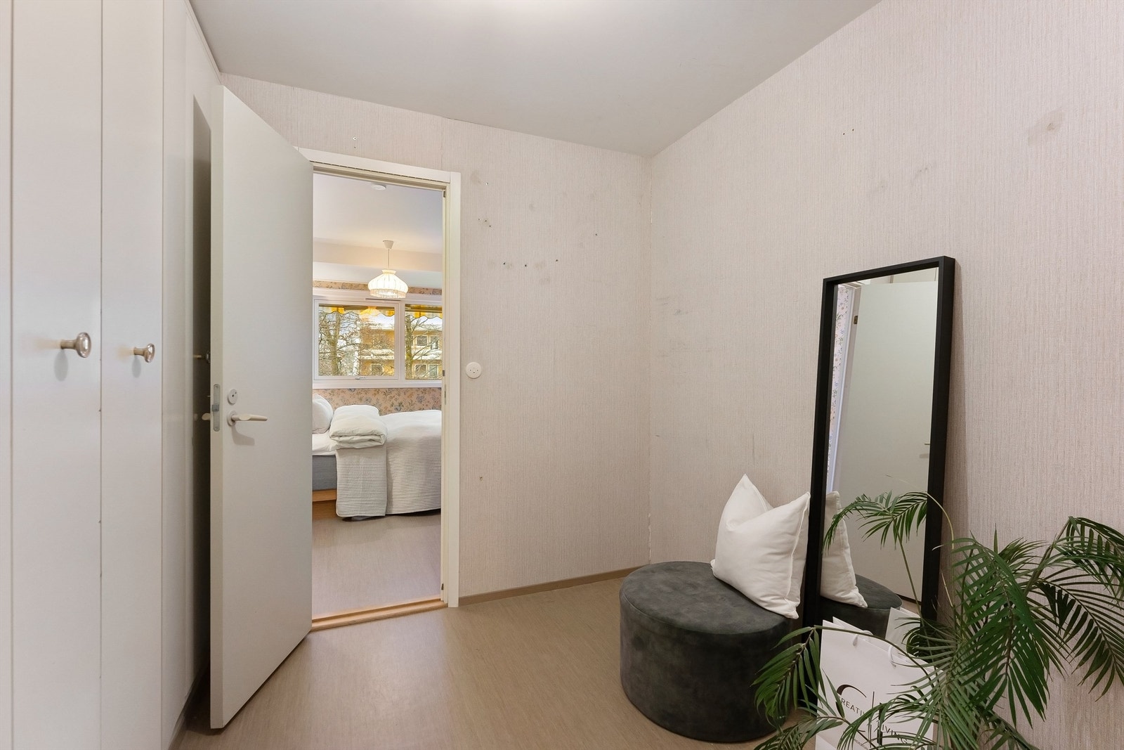 Eget garderoberom i tilknytning til hovedsoverommet Galleribilde