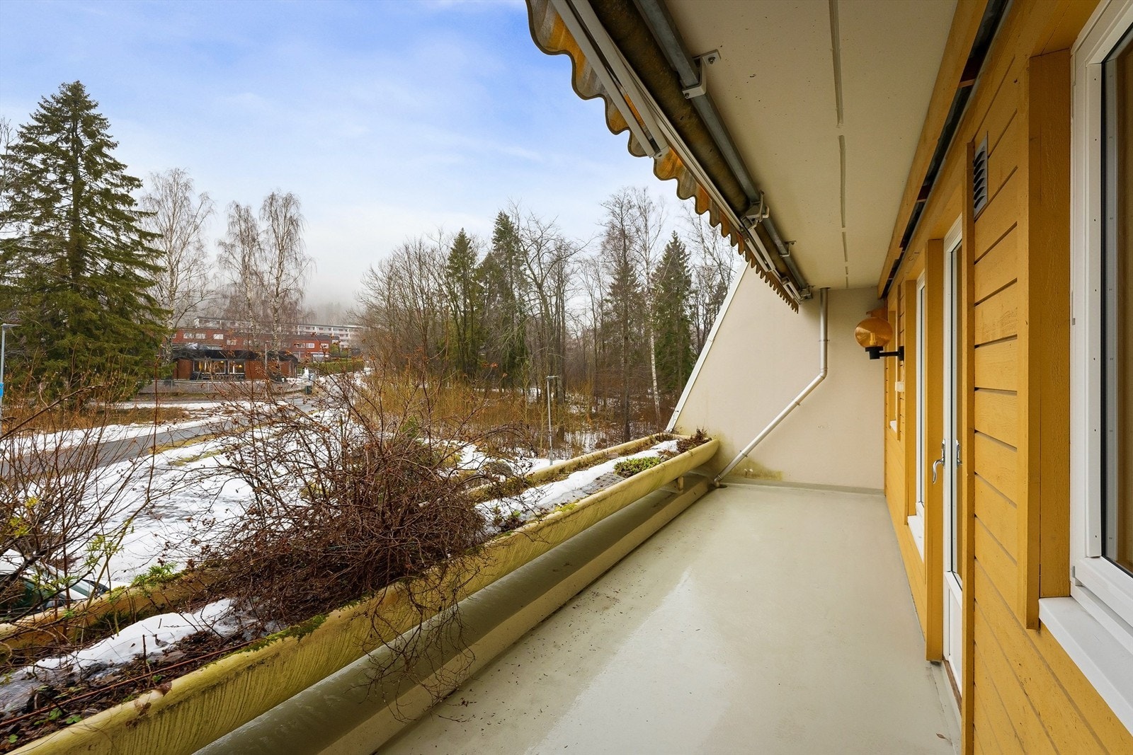Stor balkong med utgang fra kjøkkenet. Perfekt til morgenkaffen Galleribilde