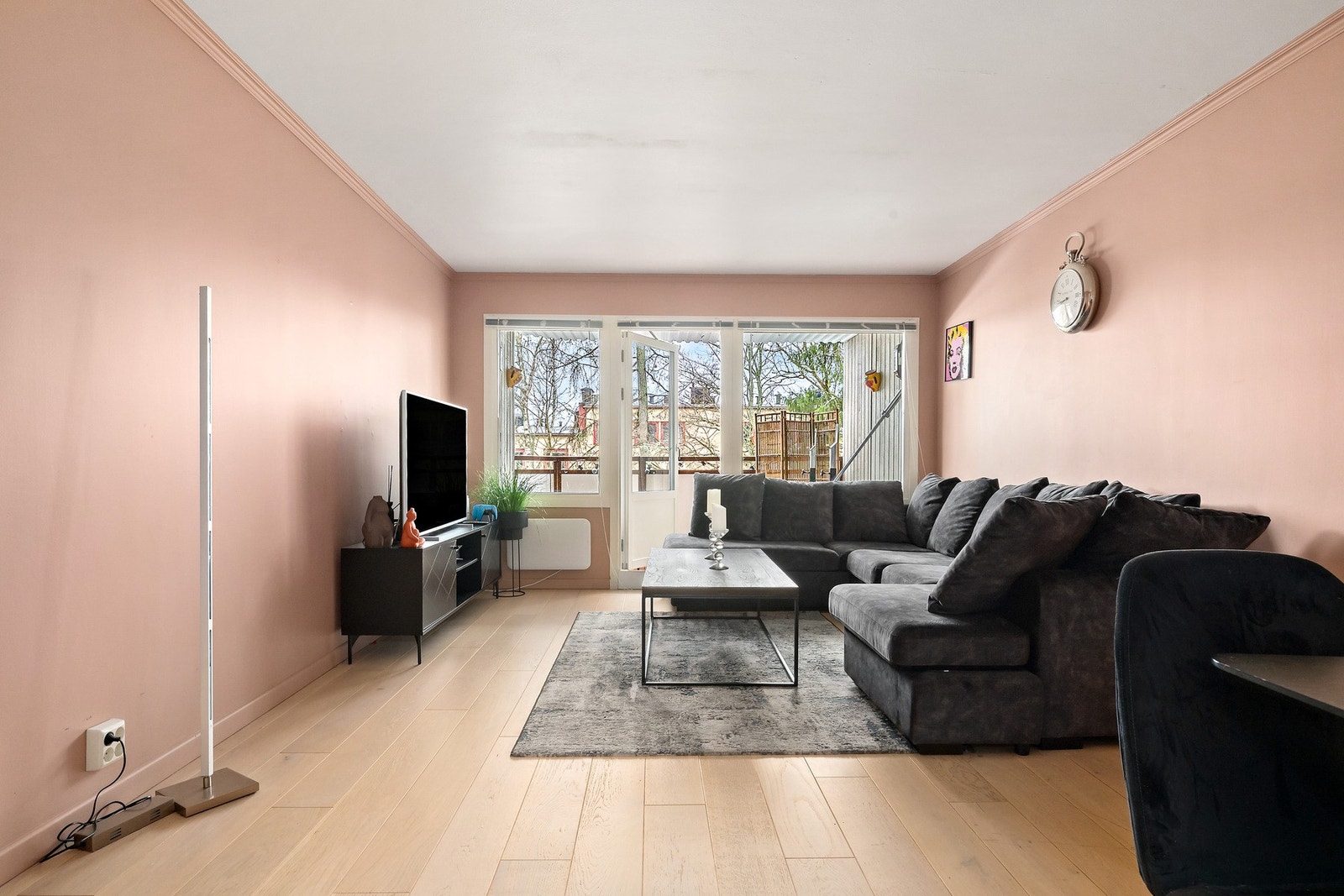 Boligen har store vindusflater med et herlig lysinnslipp, hvilket gjør den lys og luftig. Galleribilde