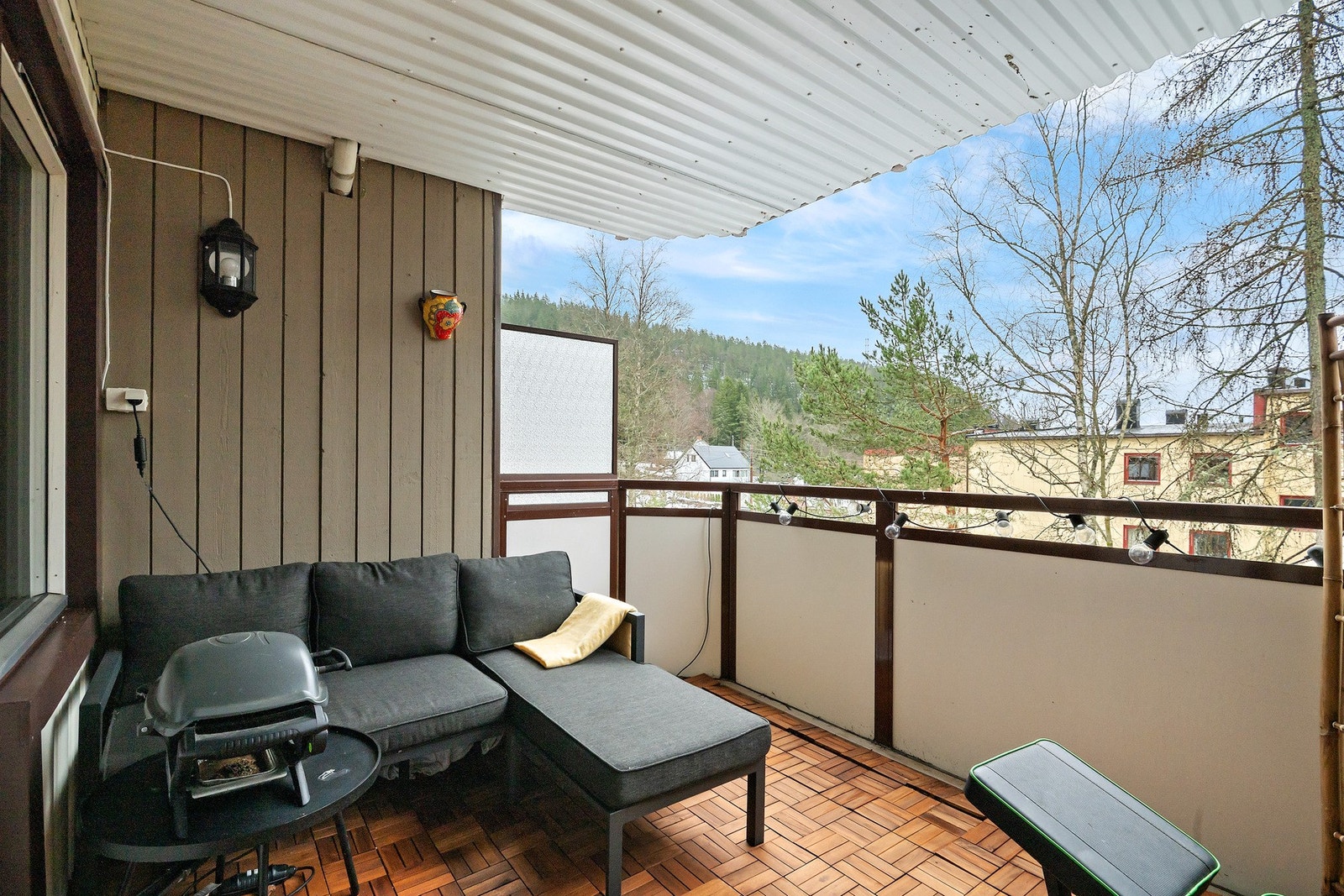 Balkong på ca. 9 kvm med plass til både sittegruppe og planter. Galleribilde