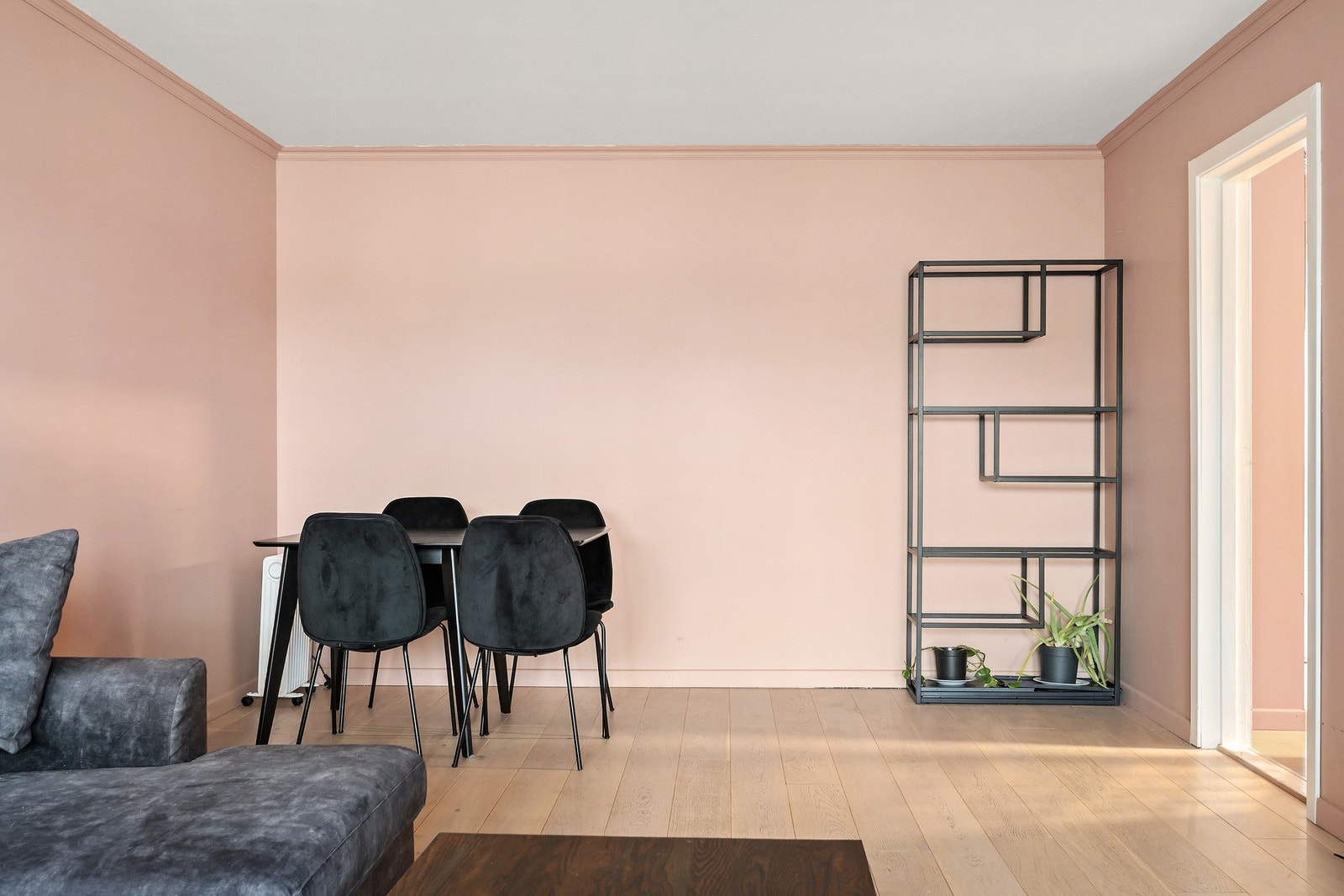 Trivelig oppholdsrom med plass til både sofa og spisebord. Galleribilde