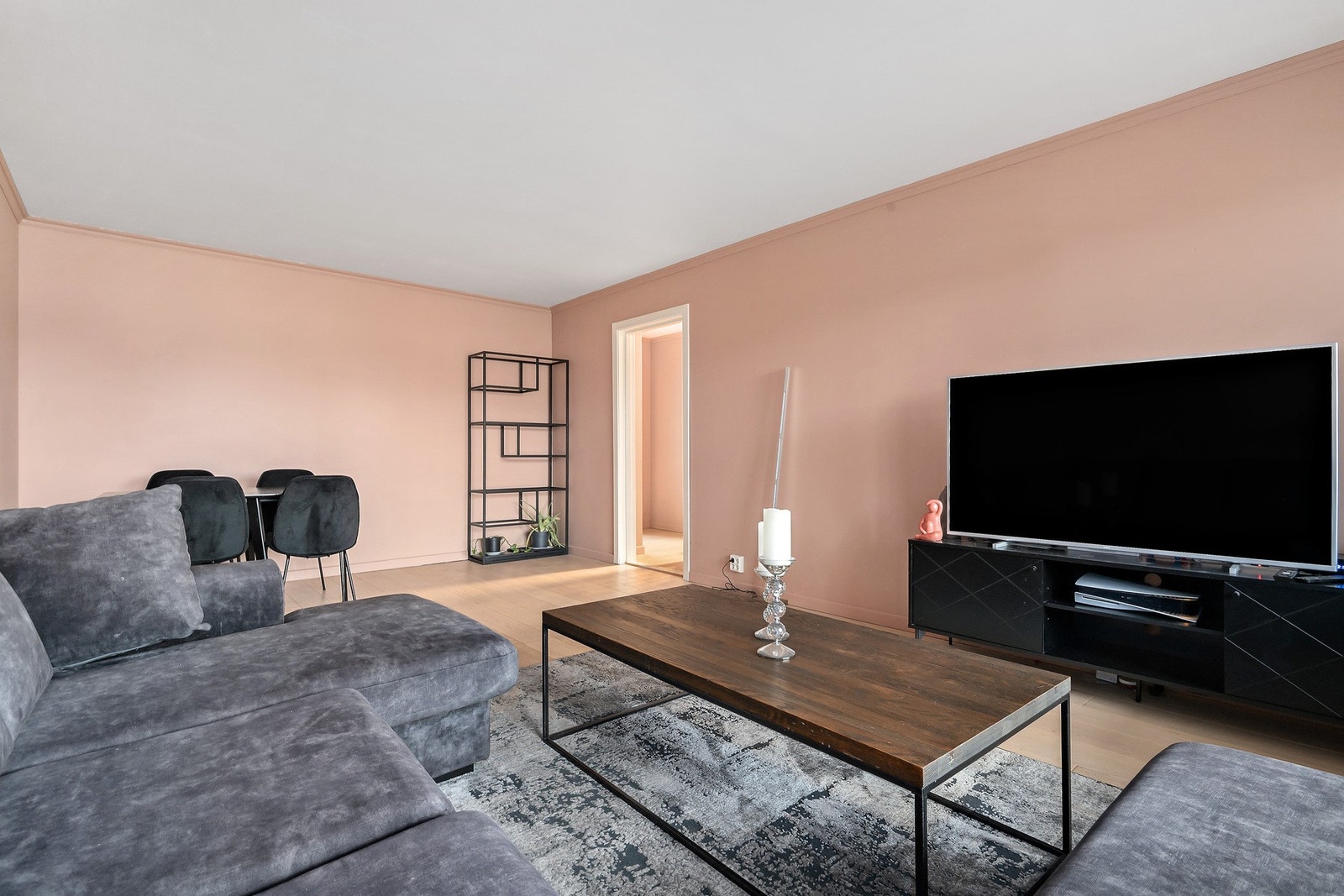 Videre inn i stuen. Galleribilde