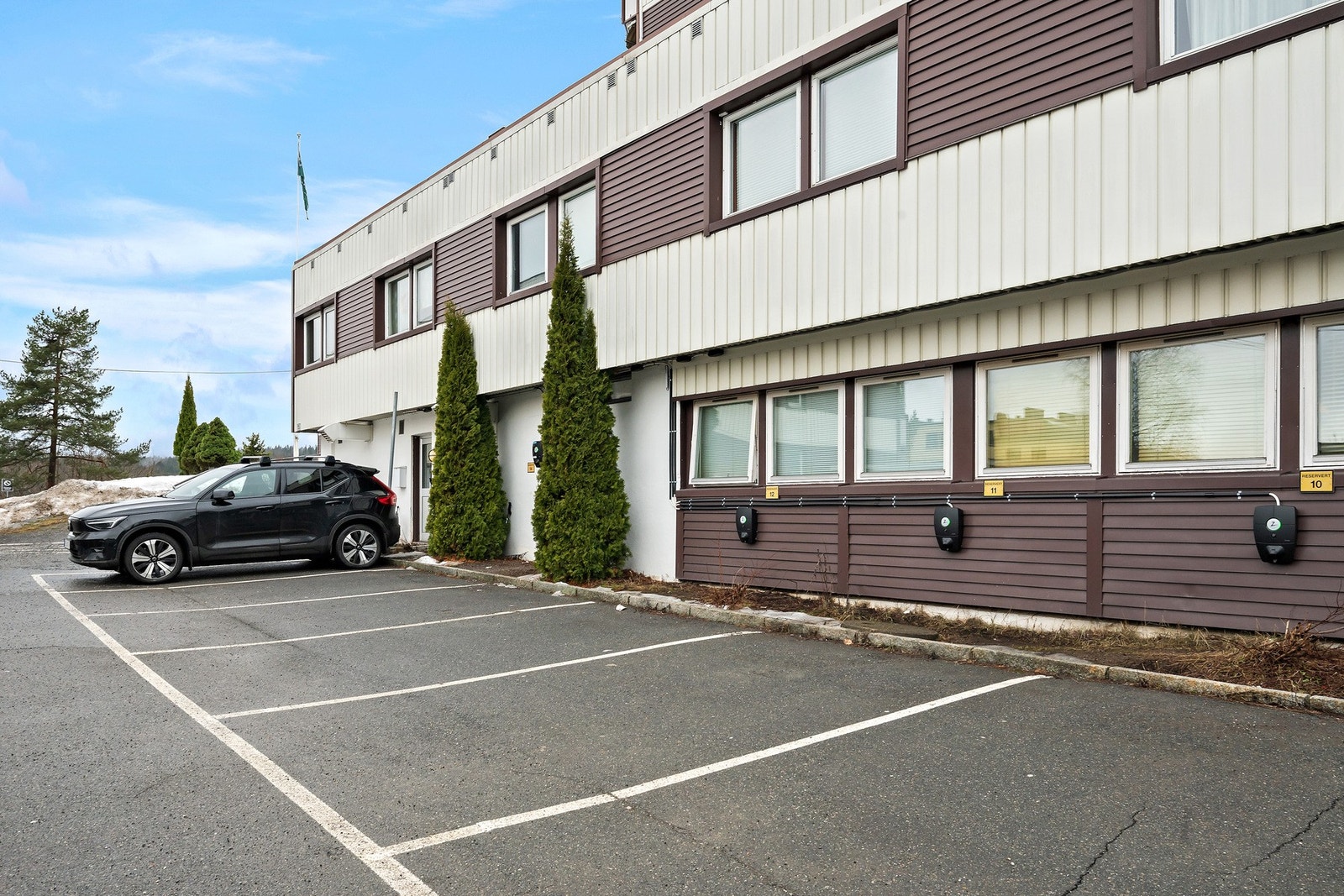 Sameiet har parkeringsplasser til utleie med venteliste ordning samt gjesteparkering. Galleribilde