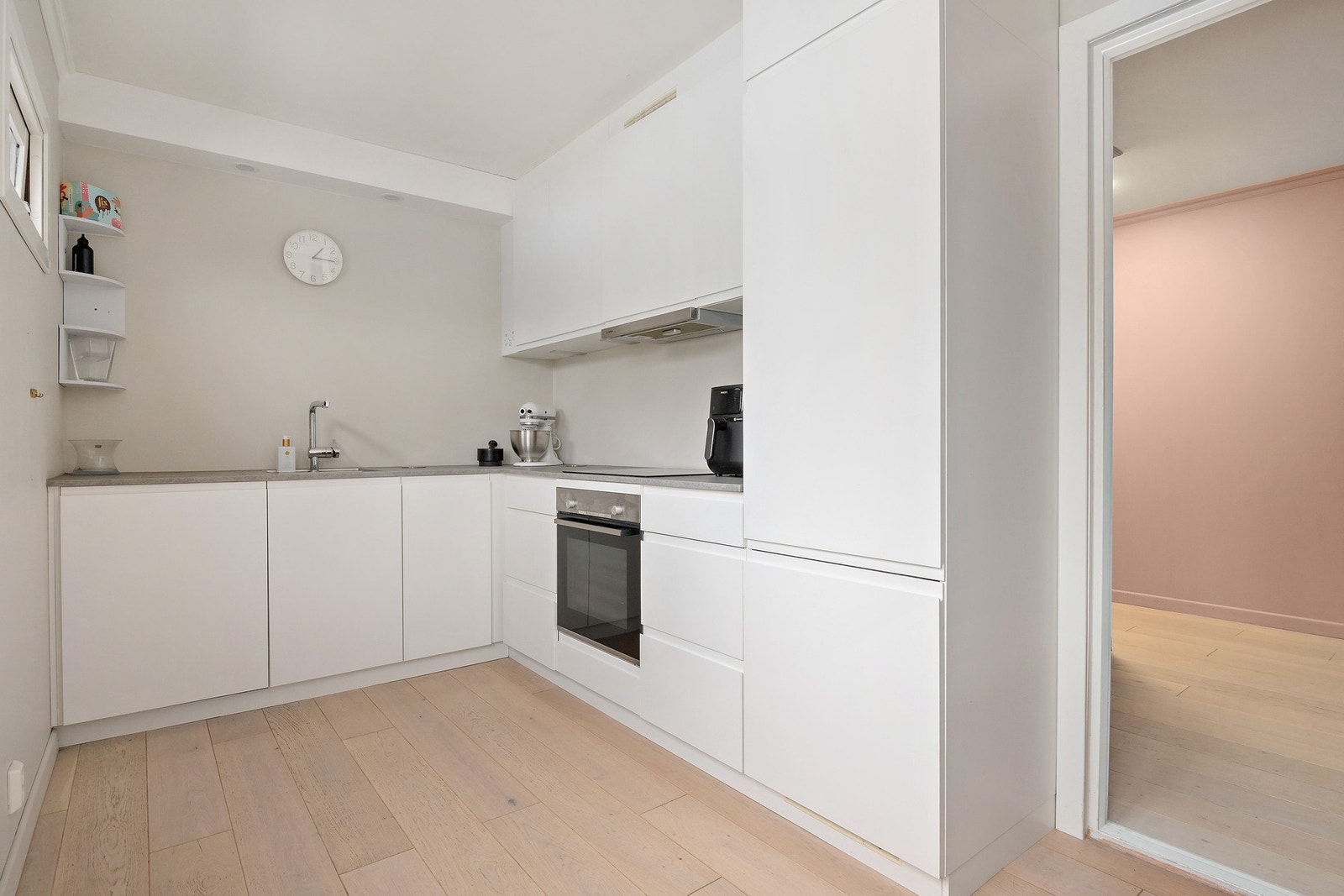 Integrerte hvitevarer, induksjonstopp, stekeovn og oppvaskmaskin. Galleribilde