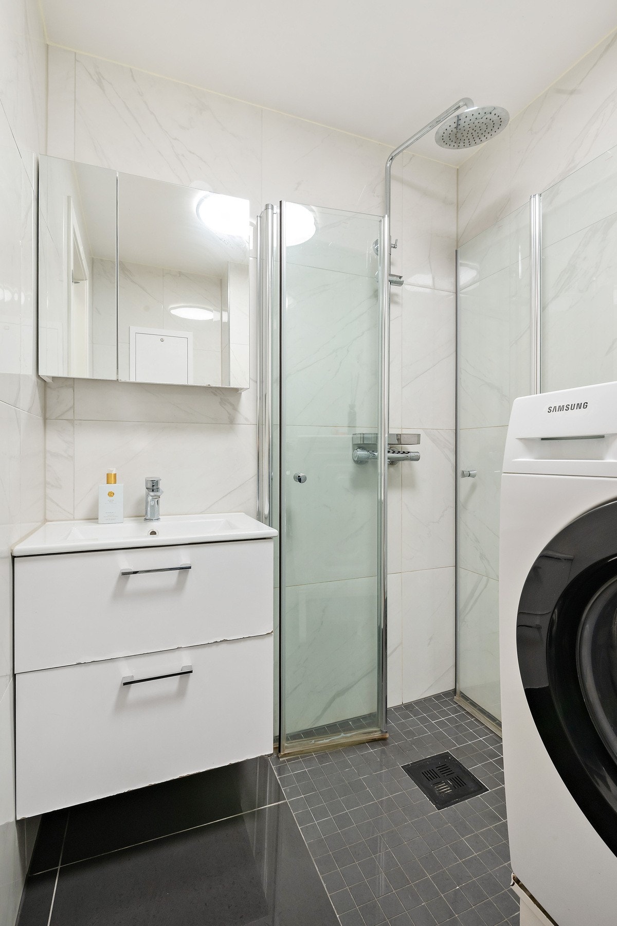 Flislagt bad fra 2021 med elektriske varmekabler og dusjhjørne med glassdører. Galleribilde