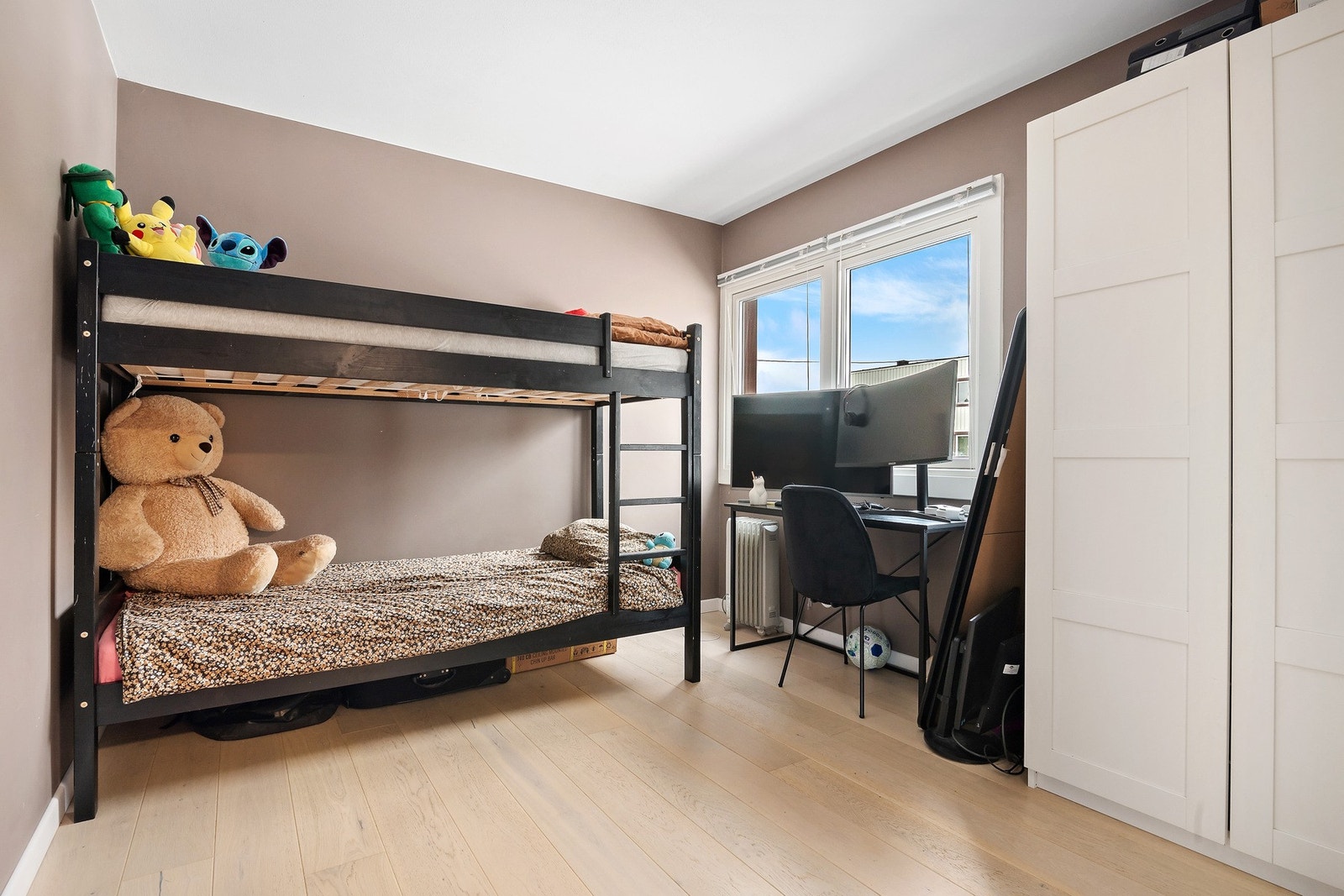 Lyst og hyggelig soverom med god oppbevaringsplass. Galleribilde