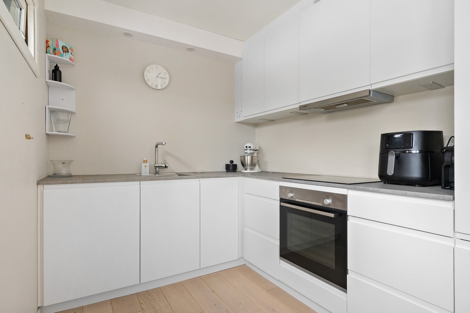 Moderne Kvik-kjøkken fra 2023 med glatte fronter og laminat benkeplate. Galleribilde