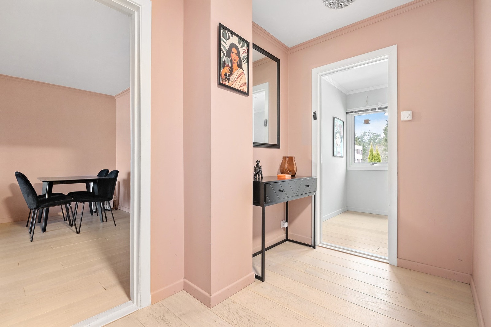 Fra gangen videre inn mot kjøkkenet. Galleribilde