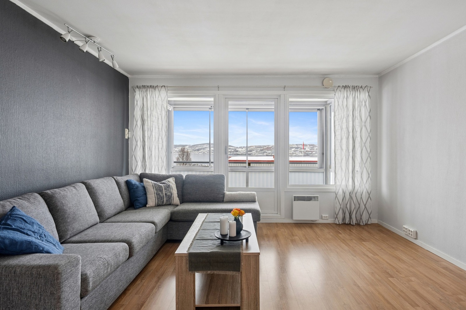 Stue med utgang til innglasset balkong Galleribilde