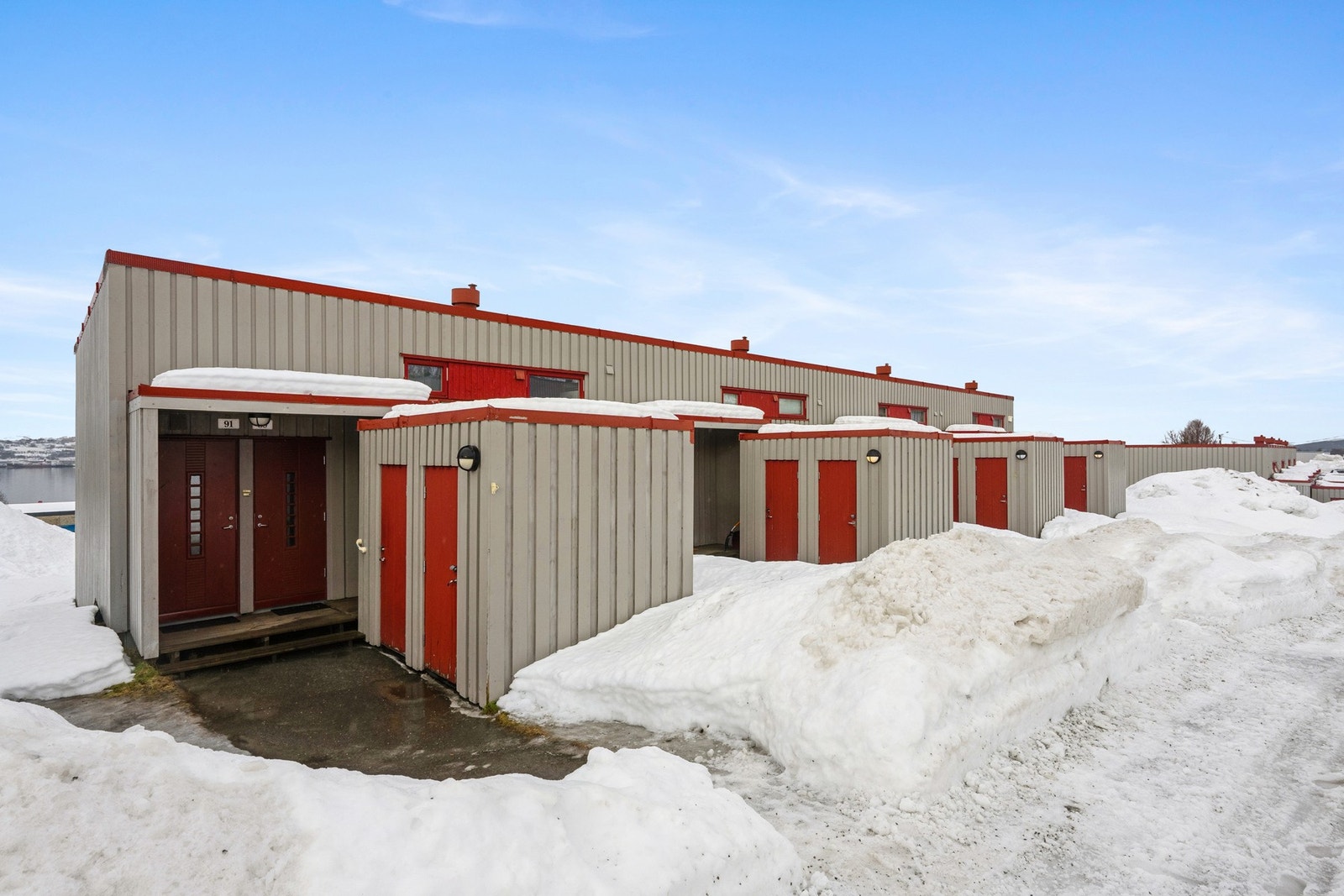 Egen inngang fra bakkeplan Galleribilde