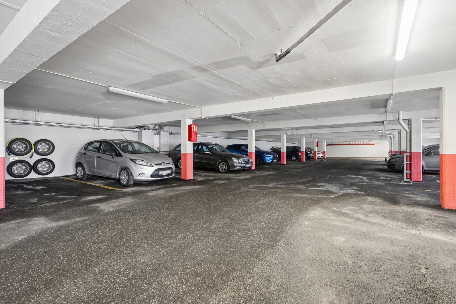 Leiligheten har en fast garasjeplass i borettslagets garasjeanlegg Galleribilde