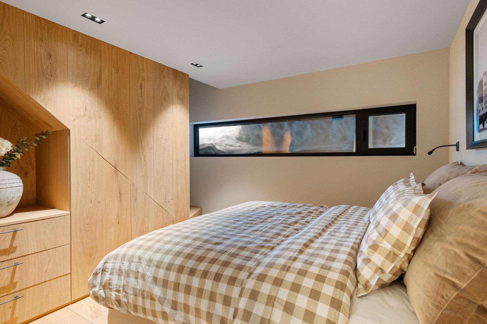 Master bedroom med integrerte garderobeløsninger. Galleribilde