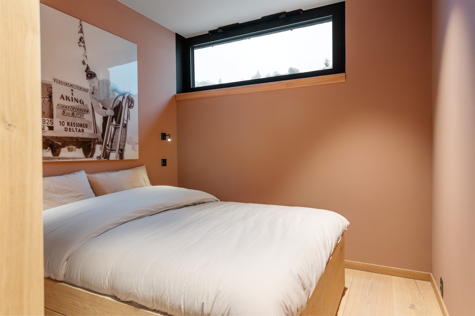 Soverom malt i behagelige farger og med god plass til dobbeltseng. Galleribilde