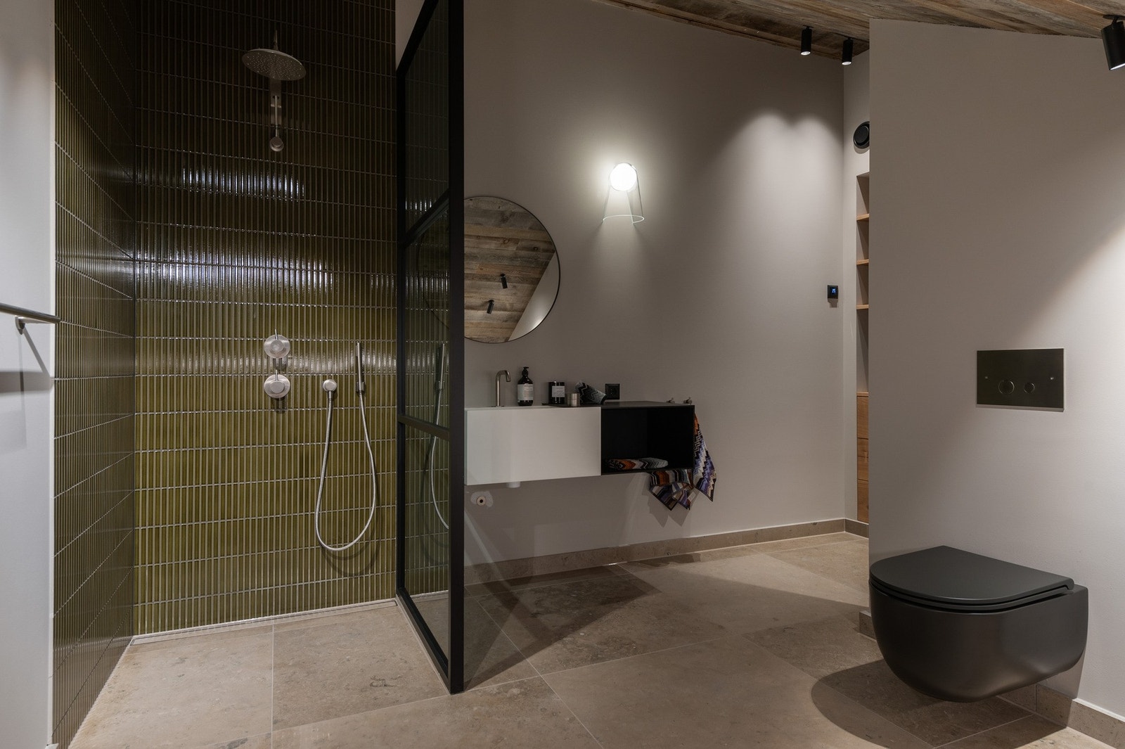 Samtlige bad er flislagt med fliser fra danske Marokk Tiles på vegger og Moon Grey Argent naturstein fra Ellingaard Naturstein AS på gulv. Galleribilde