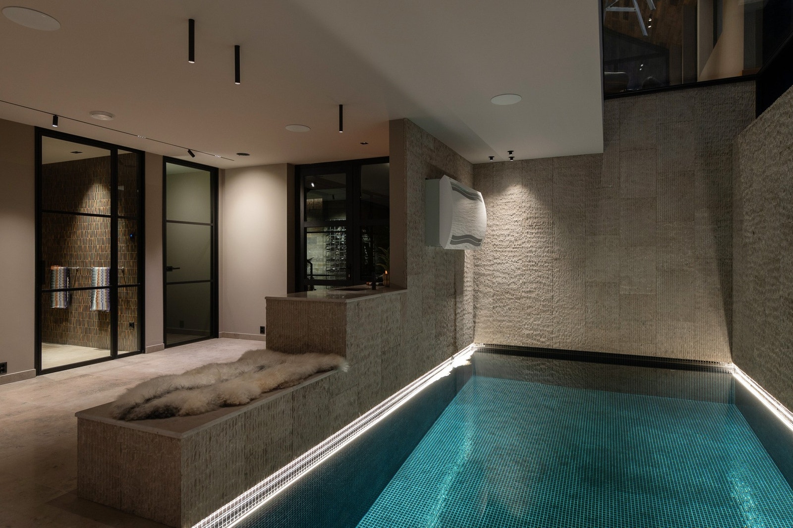 Et flott basseng med motstrømsanlegg i spaavdelingen. Galleribilde