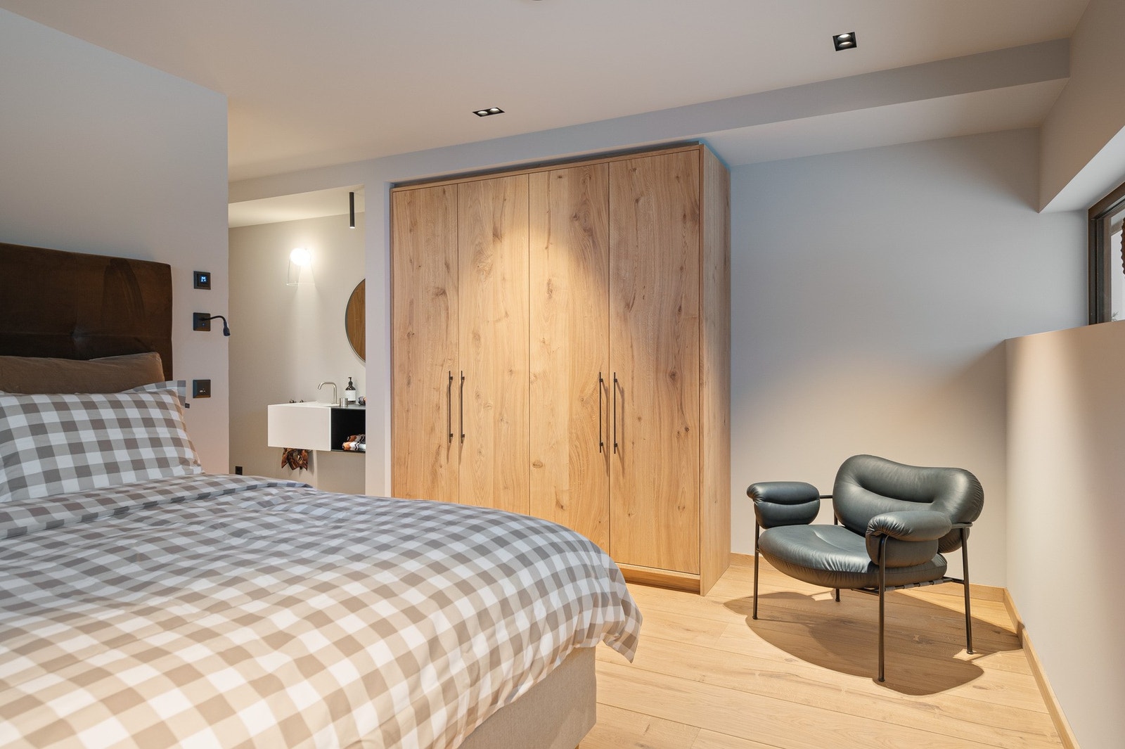 Plassbygde garderober tegnet av Bonaparte Interiør, levert fra Kitchen & Room utført i Dinesen Heartoak. Galleribilde