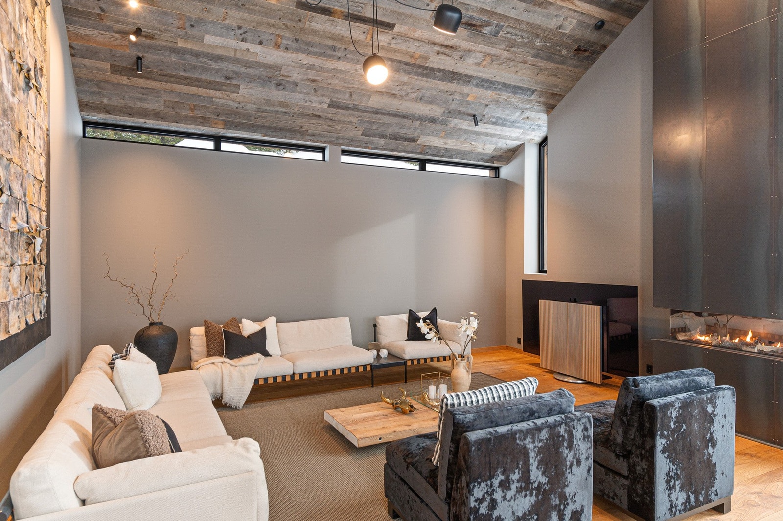 Eksklusive tak med treverk hentet fra gamle hytter i Alpene. Galleribilde