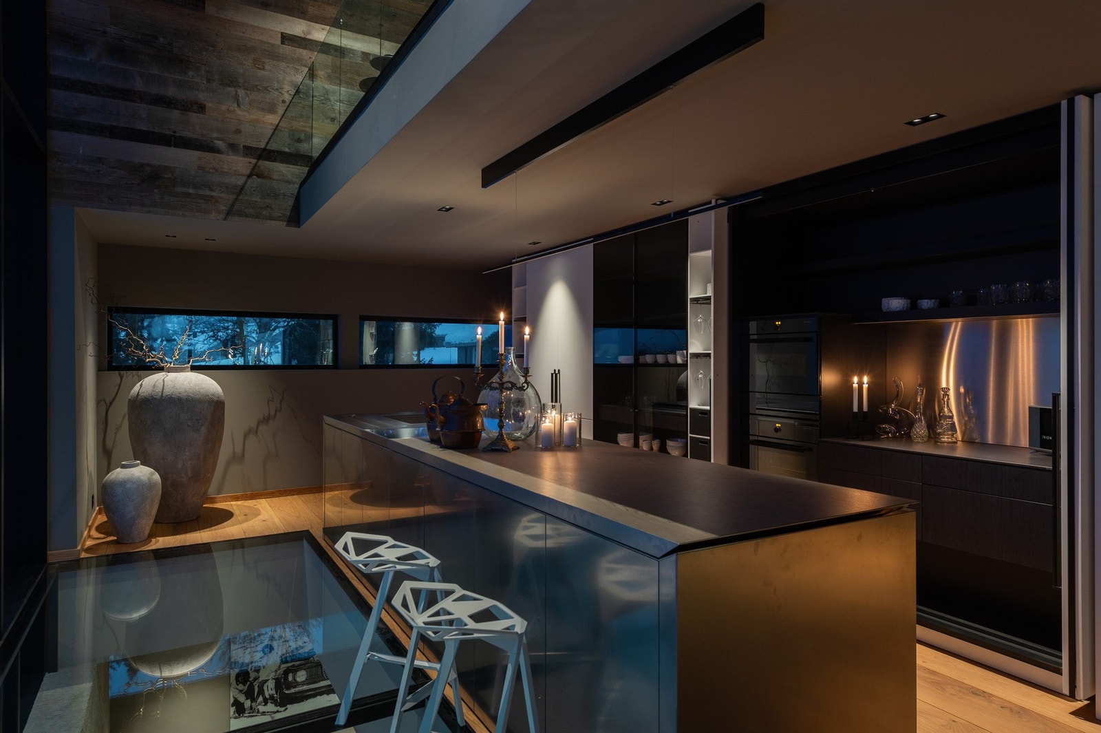 Kjøkken fra italienske Boffi av modellen "Hide" og "K6". Hvitevarer fra V-Zug og Miele. Galleribilde