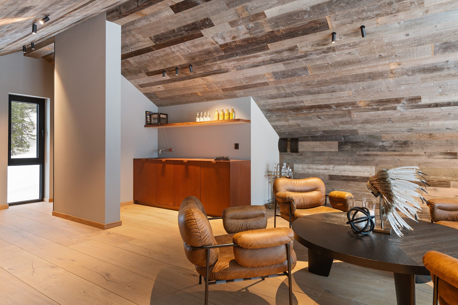 Det er et komplett kjøkken på hemsen utført i rustet stål med integrerte hvitevarer. Galleribilde