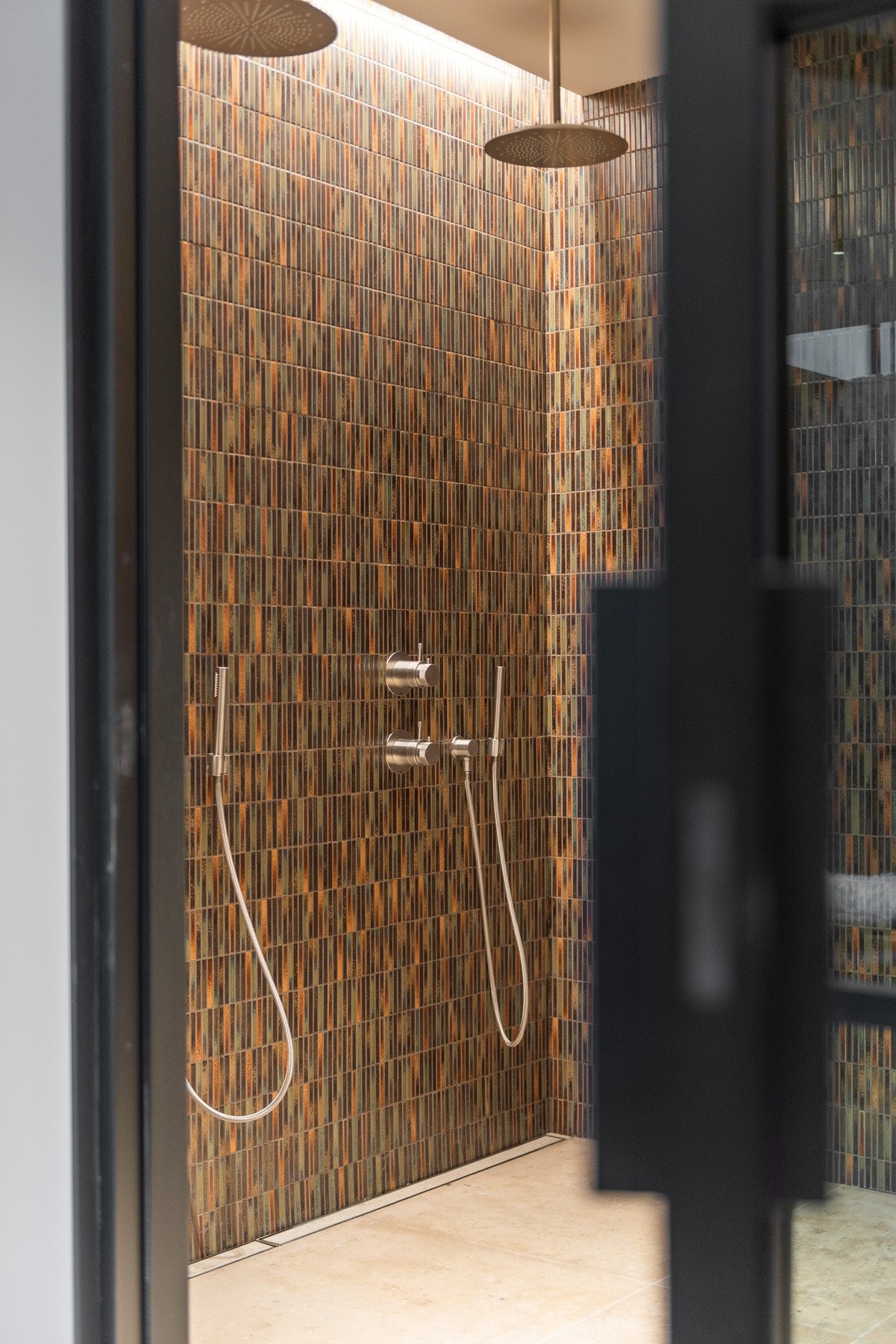 Flott flislagt dobbeldusj i spaavdelingen. Galleribilde