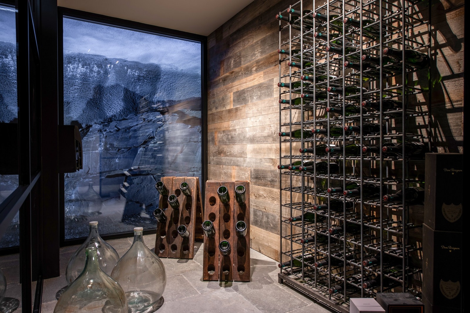 Et eksklusivt vinrom med god plass til lagring av favorittvinene. Galleribilde