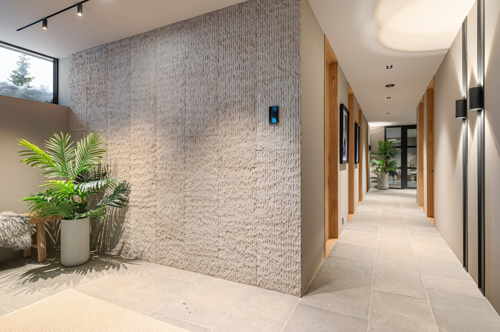 Lyst og tiltalende gangområde. Galleribilde