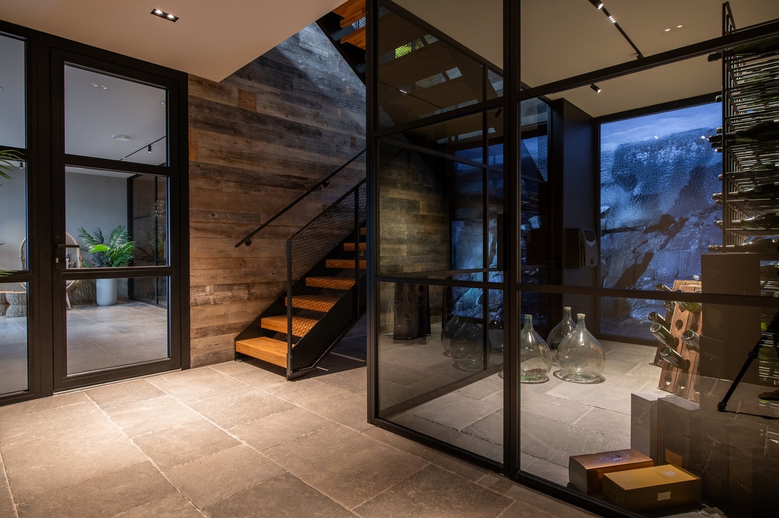 I underetasje er det glassfelter i vegg ut mot belyst fjell i trapperom, vinrom og bad. Galleribilde