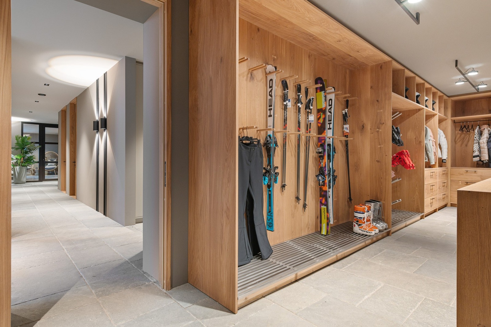 Særdeles innholdsrik garderobe med skotørkere og masse skapplass. Galleribilde