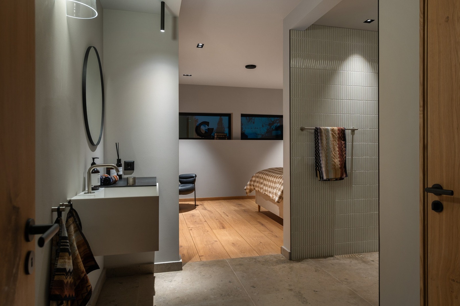 Lekkert bad i 1. etasje med dør videre inn til master bedroom Galleribilde