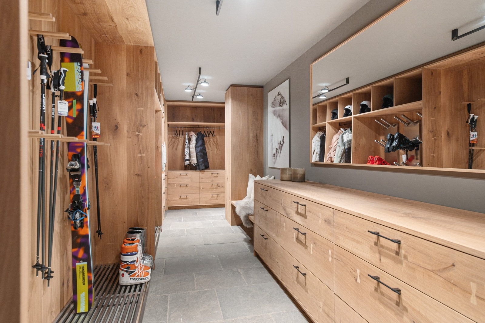 I forbindelse med inngangspartiet møter man en stor garderobe med plass for klær og skiutstyr. Galleribilde
