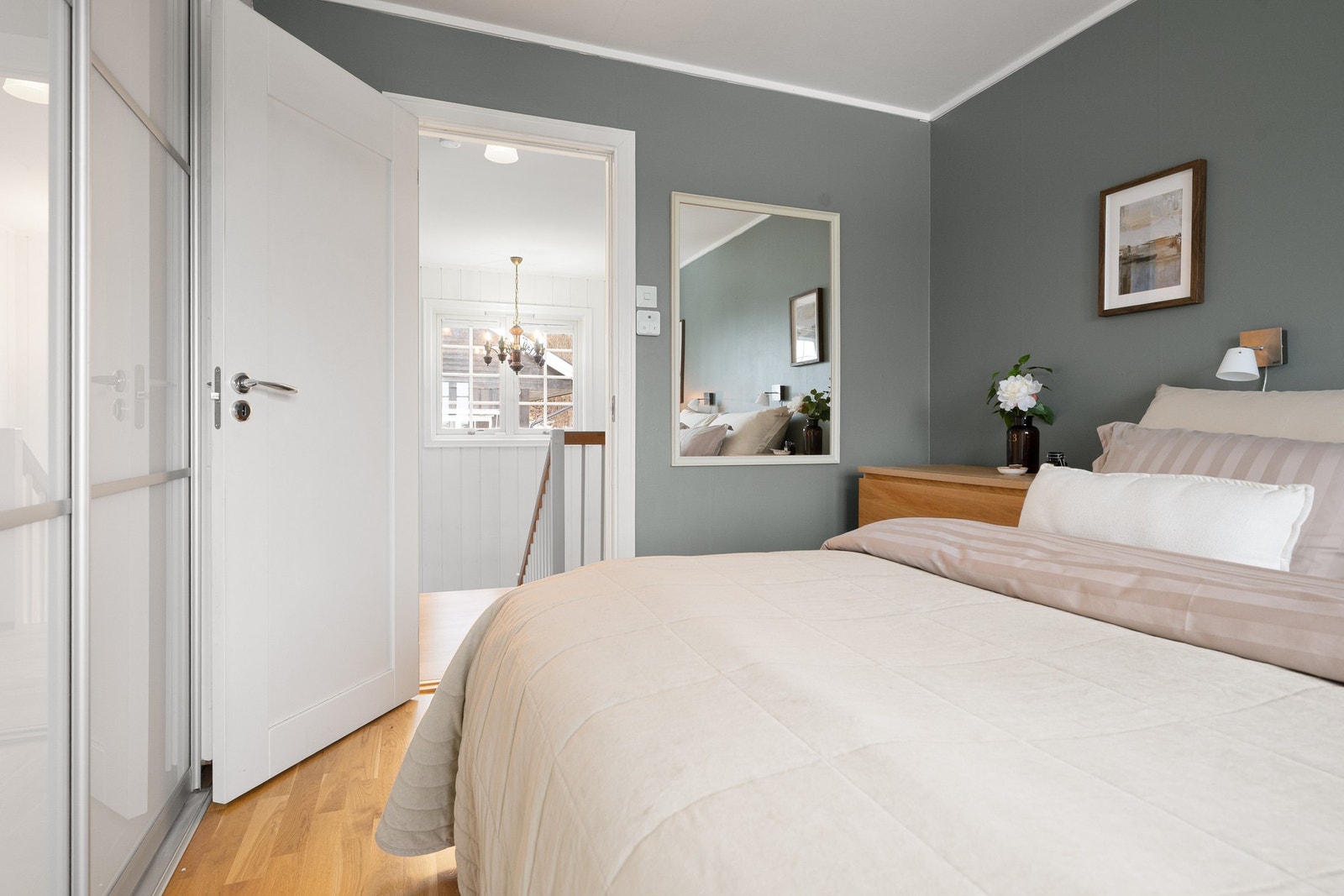 Hovedsoverom er innredet med skyvedørsgarderobe Galleribilde