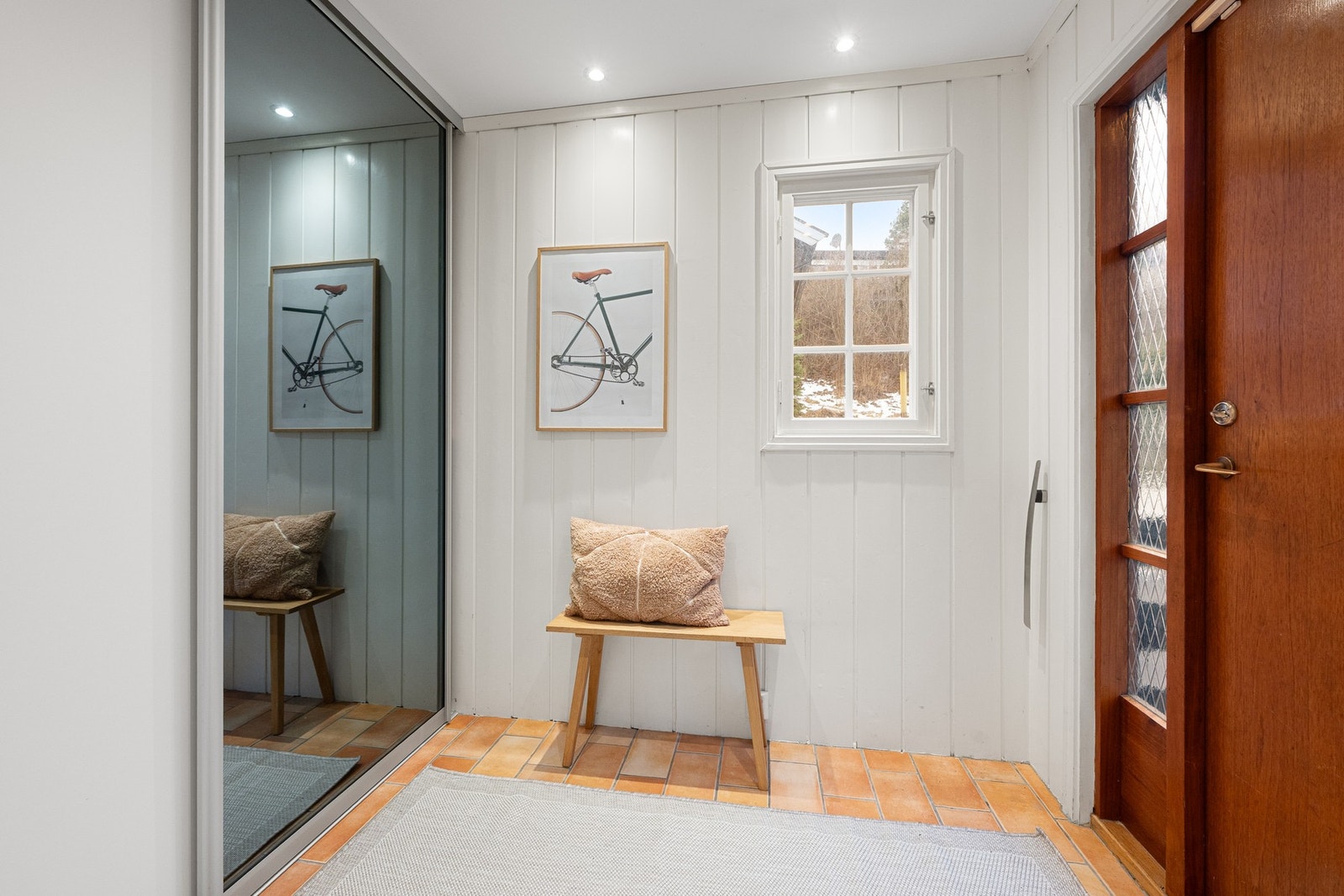 Velkommen inn, entré med garderobe tar deg vel i mot Galleribilde