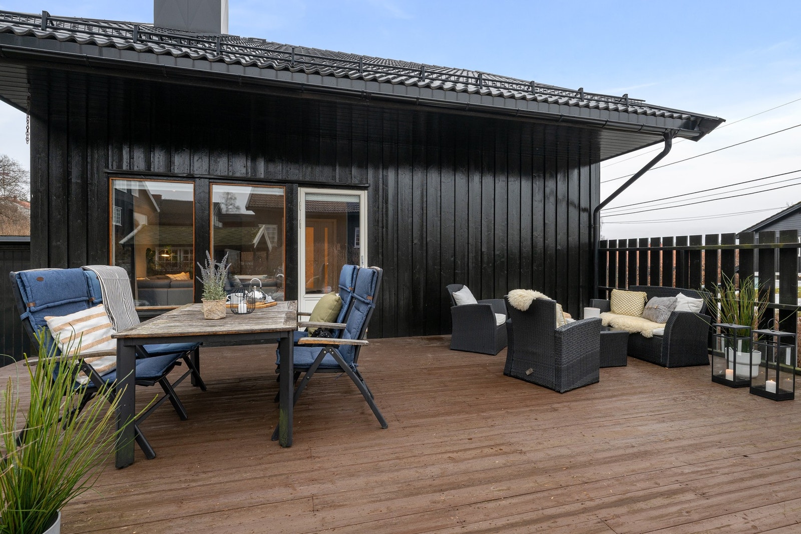 En innholdsrik, kjedet enebolig med tre etasjer og fin uteplass Galleribilde