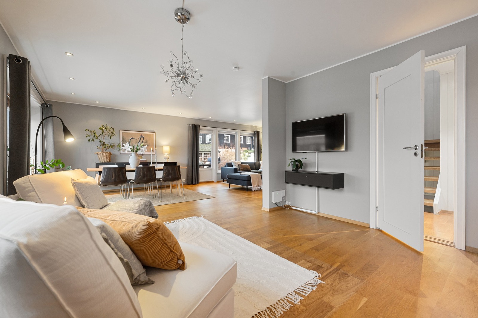 Stort oppholdsrom med kombinert stue, spisestuedel og kjøkken Galleribilde