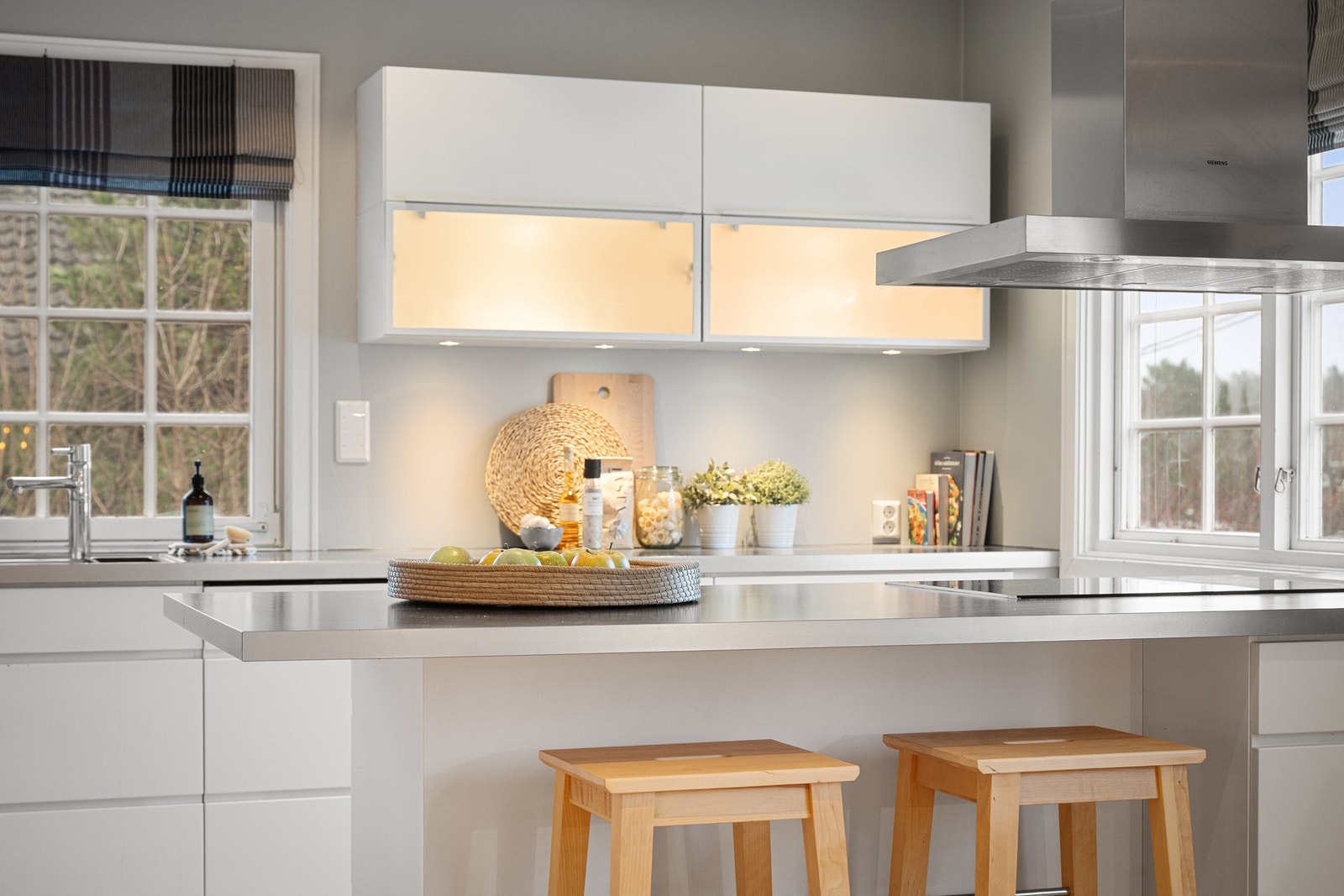 Kjøkkenøyen har sitteplass for barkrakker Galleribilde