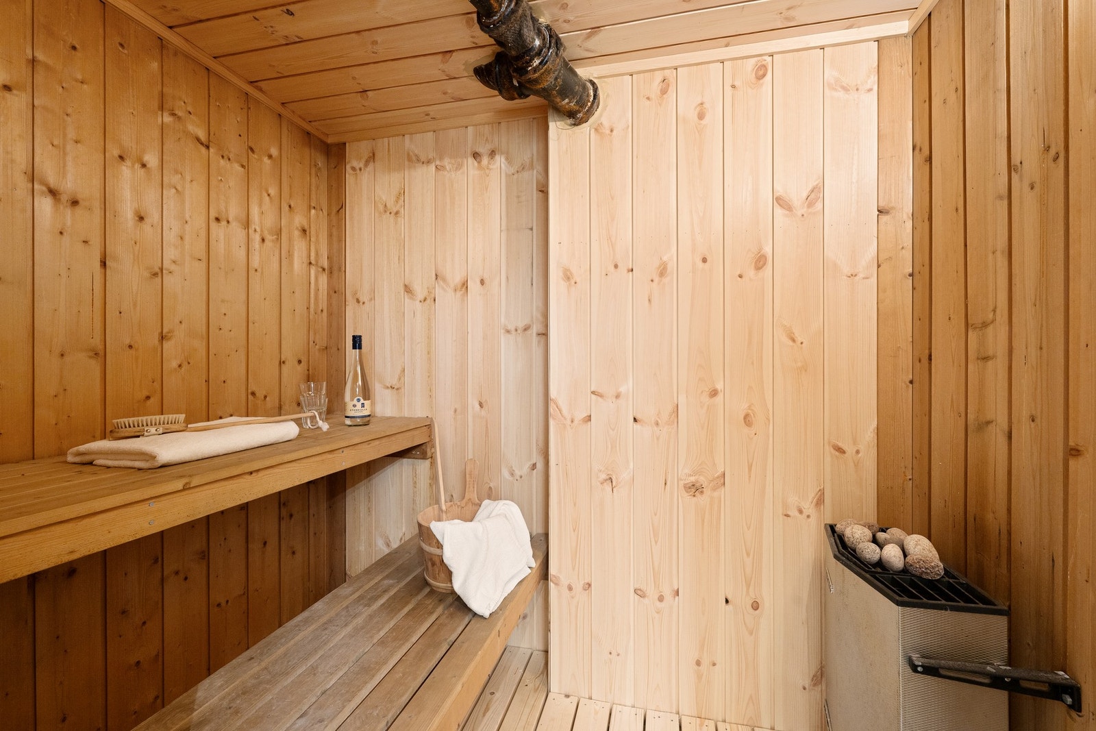 Badstue med trepanel og badstuovn fra byggeår (Ikke forsøkt brukt siste 15 år) Galleribilde